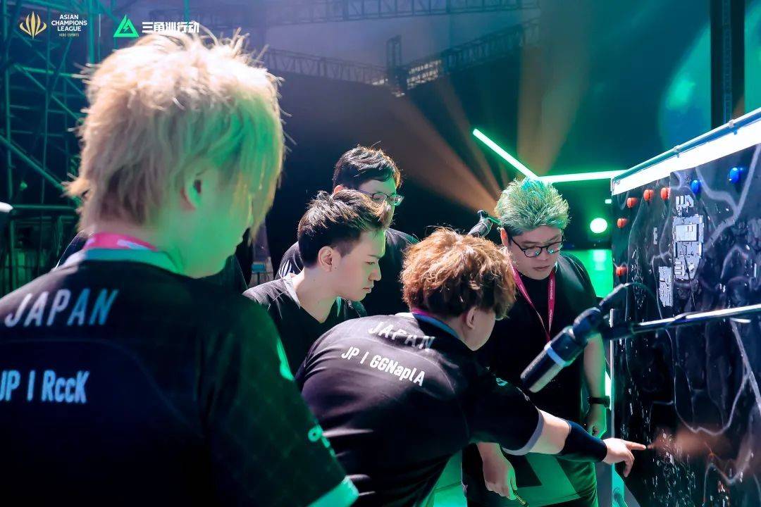 他经过层层 他经过层层